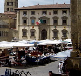 arezzo-piazza-grande-mercatino